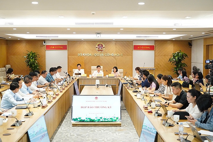 The press briefing held on August 5. Photo: MST Starlink yet to submit application to deploy satellite internet service in Vietnam