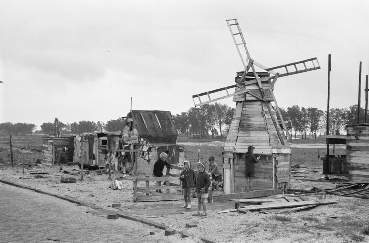 Unconventional Playgrounds: Built from Junk, Shaped by Concrete, Freed by Play - Image 11 of 13