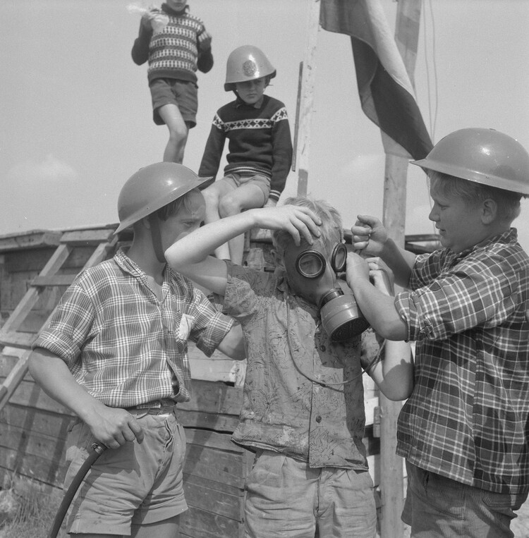 Unconventional Playgrounds: Built from Junk, Shaped by Concrete, Freed by Play - Image 8 of 13