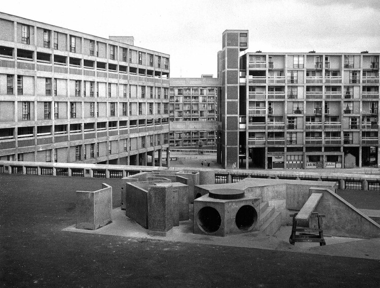 Unconventional Playgrounds: Built from Junk, Shaped by Concrete, Freed by Play - Image 7 of 13