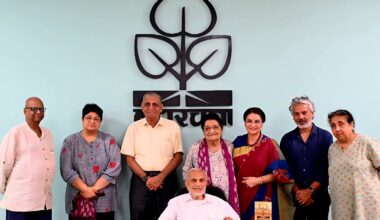 Lord Bhikhu Parekh (seated) with Tejal Amin (third from right), Dr Jayshree Mehta (fourth from right) and others at the signing of MoU at Navrachna University