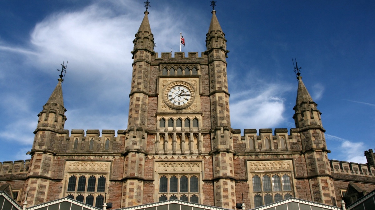 Bristol Temple Meads installs ‘innovative’ Auracast technology to support deaf passengers