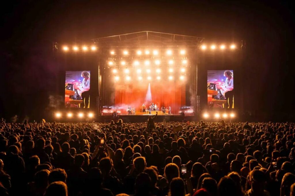 live from wythenshawe park gigs blossoms crowd