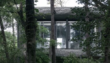 WUWU atelier's restroom sits like concrete cloud in china forest