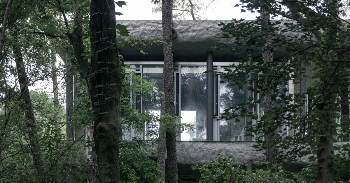WUWU atelier's restroom sits like concrete cloud in china forest