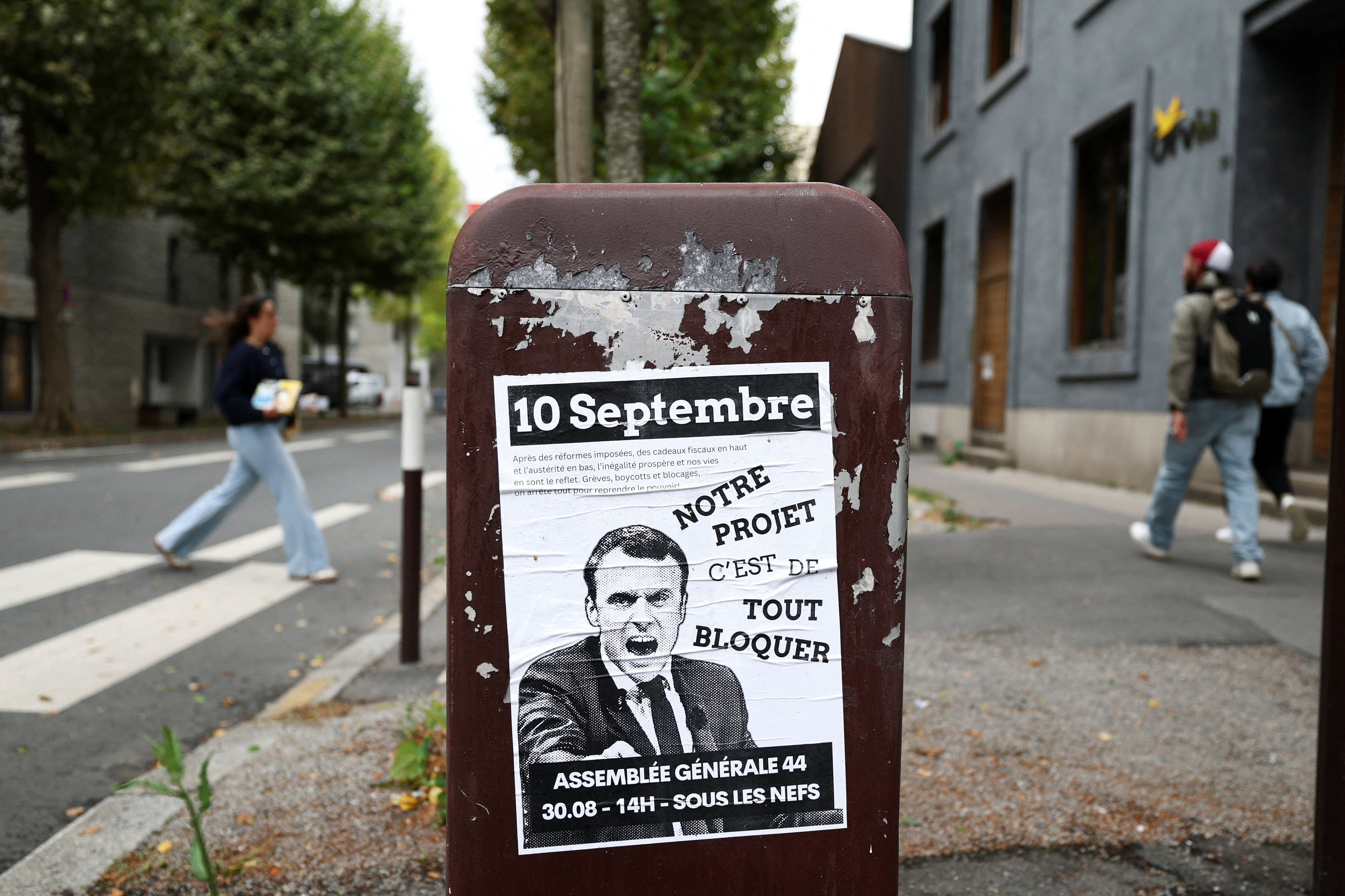 Poster depicting French President Macron; text reads "Our project is to block everything".