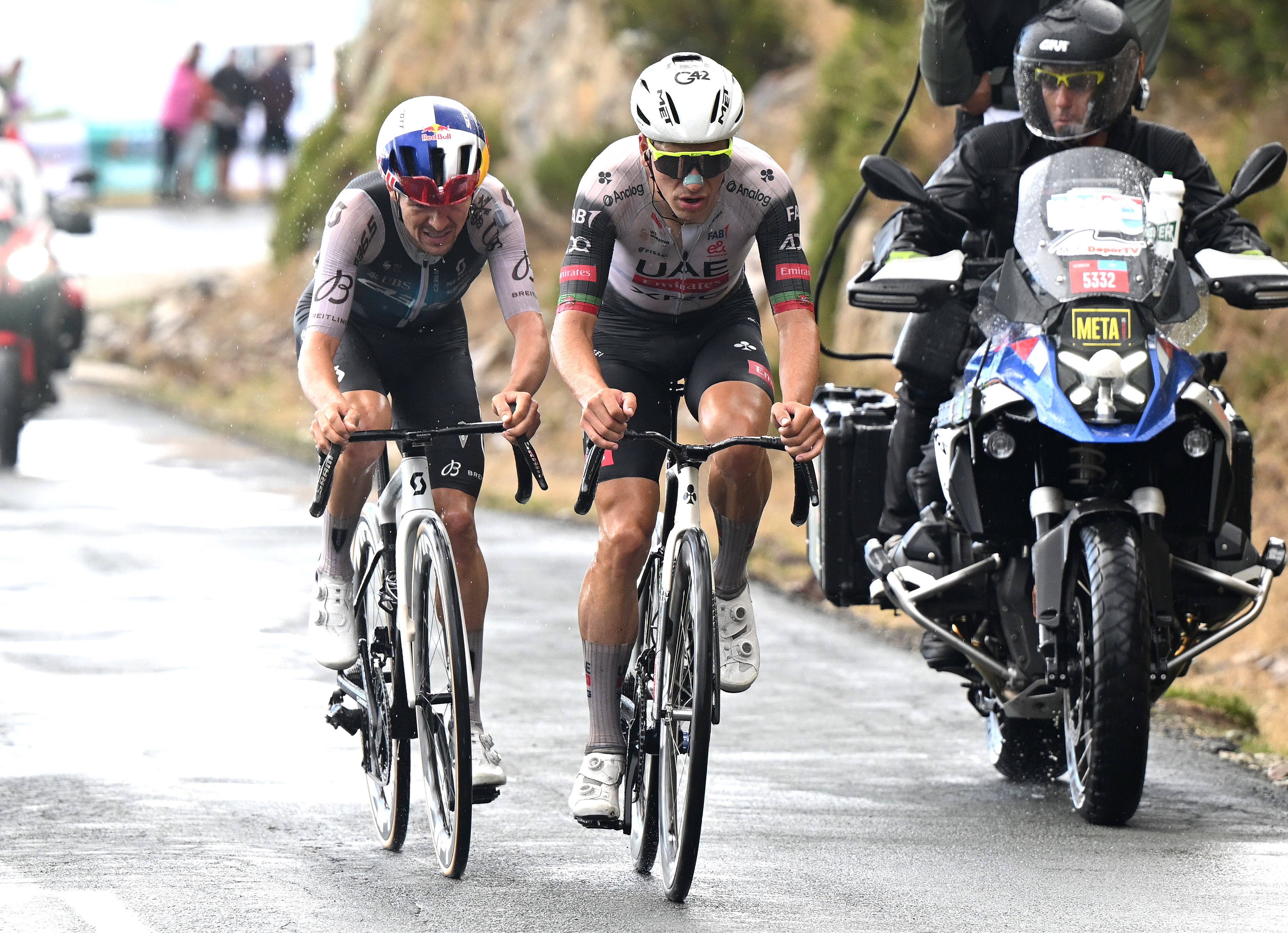 Two cyclists in the La Vuelta 2025 cycling race.