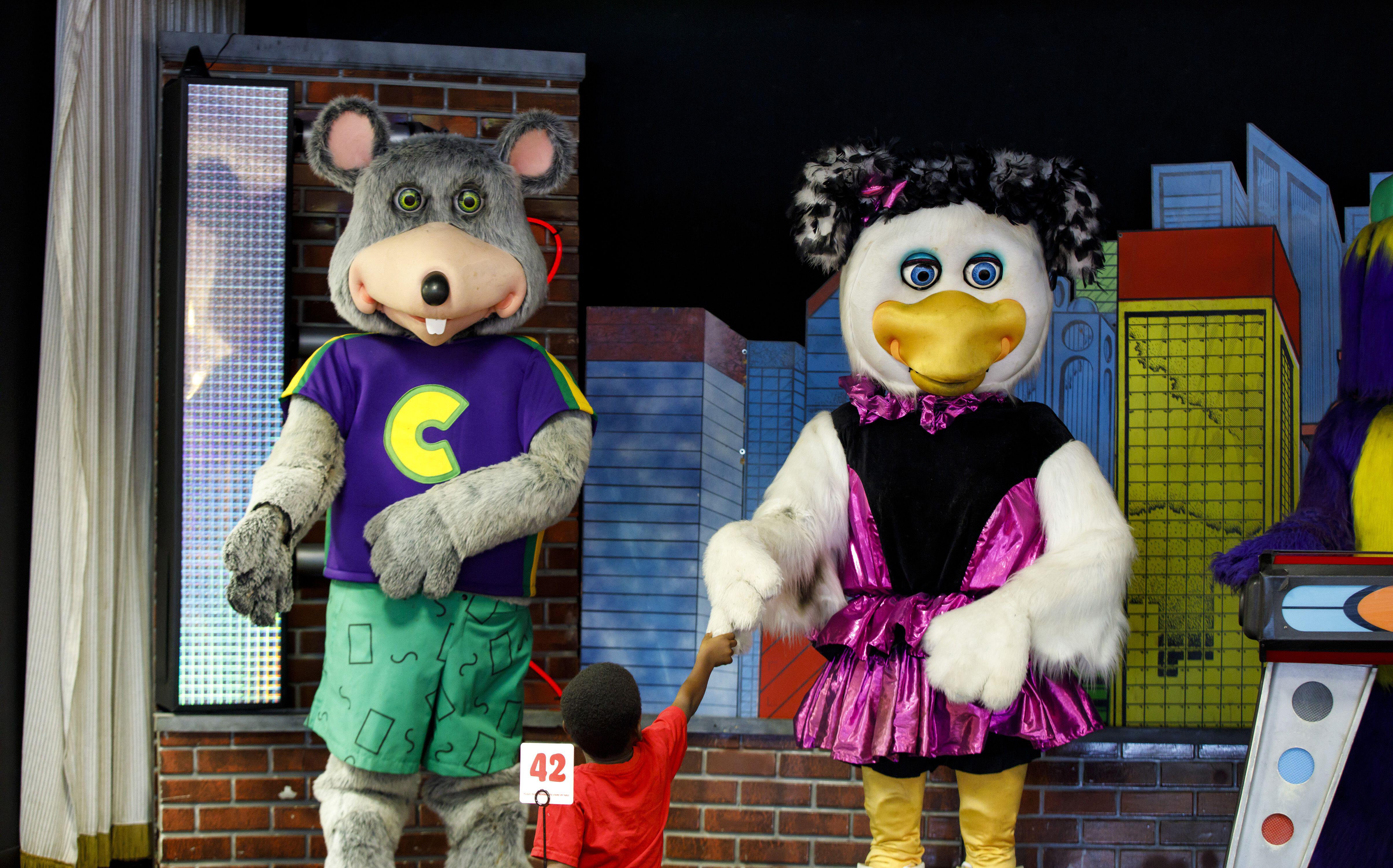 Chuck E. Cheese animatronic band performing.