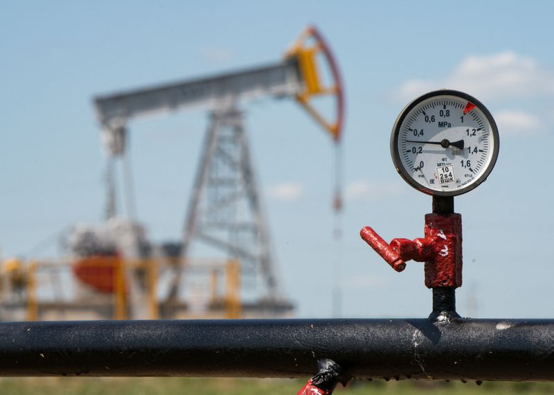 Oil holds in tight range, rising output offsets Russia supply disruptions