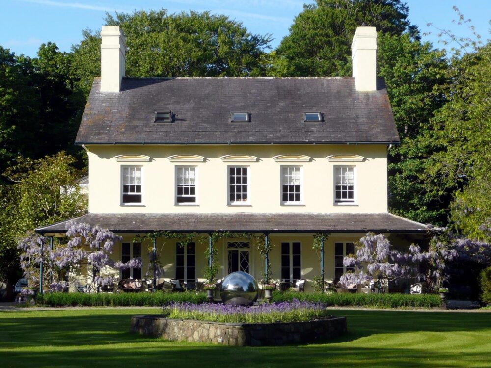 Travel business reinstates original Welsh name to property following backlash