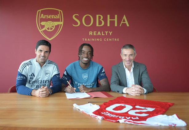 Noni Madueke signing his Arsenal contract with Mikel Arteta and Andrea Berta