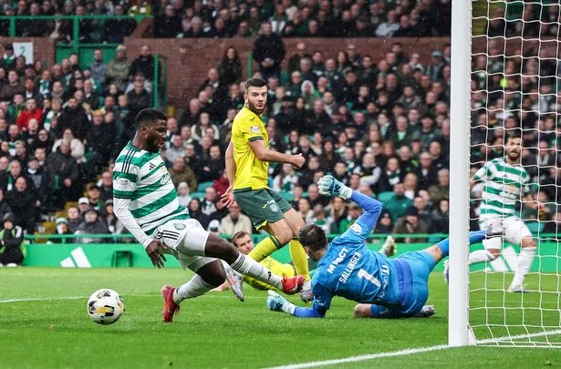 Celtic's Kelechi Iheanacho misses a chance from Marcelo Saracchi