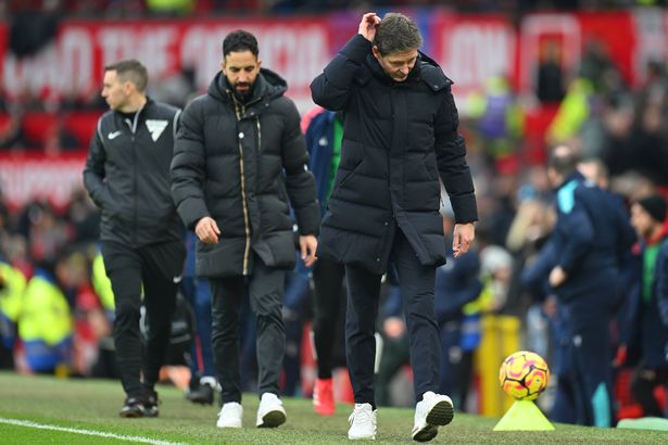 Oliver Glasner, Manager of Crystal Palace, leaves the pitch at half time followed by Ruben Amorim, Head Coach of Manchester United, during the Premier League match between Manchester United FC and Crystal Palace FC at Old Trafford on February 02, 2025 in Manchester, England
