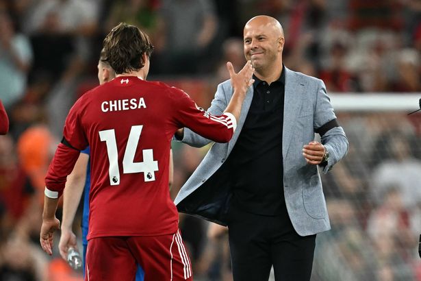 Arne Slot congratulates Federico Chiesa