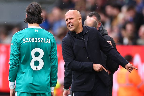 Arne Slot head coach of Liverpool instructs Dominik Szoboszlai of Liverpool during the Premier League match between Burnley and Liverpool at Turf Moor