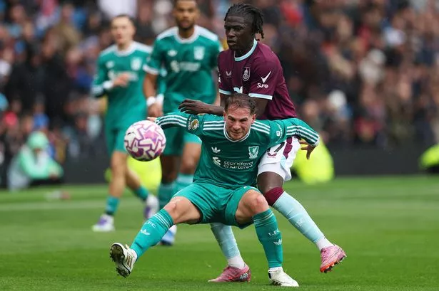 Alexis Mac Allister competes for poession