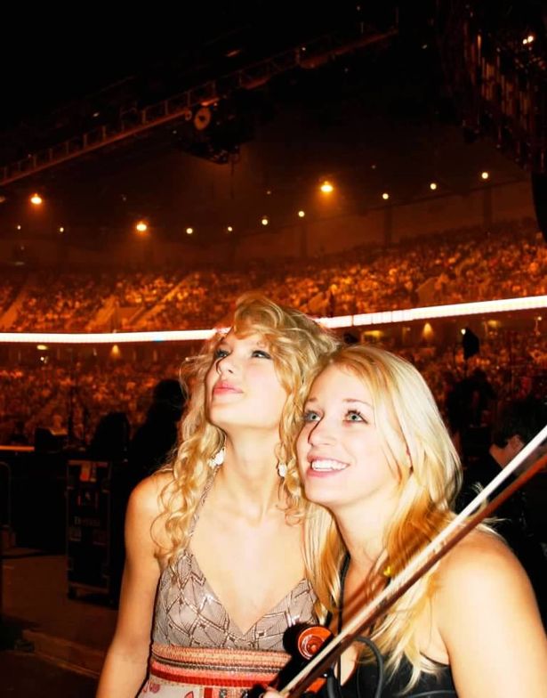 Taylor, then 17, with Emily, who saw her boss as a little sister