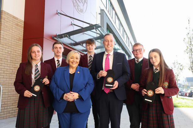 St Ronan’s College (L-R) are pupils Abigail, Dylan, Dylan, Jamie and Lucy with Principal Fiona Kane and Education Minister Paul Givan at the launch of the mobile phone-free pilot 