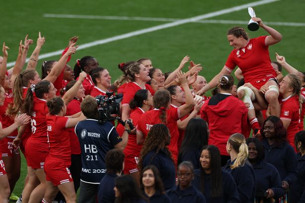 Canada players celebrate with Sophie de Goede after her 2025 player of the year win following the World Cup final