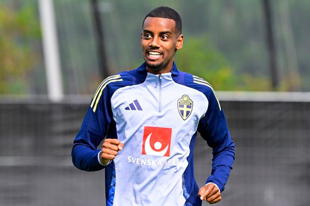 Alexander Isak trains with Sweden