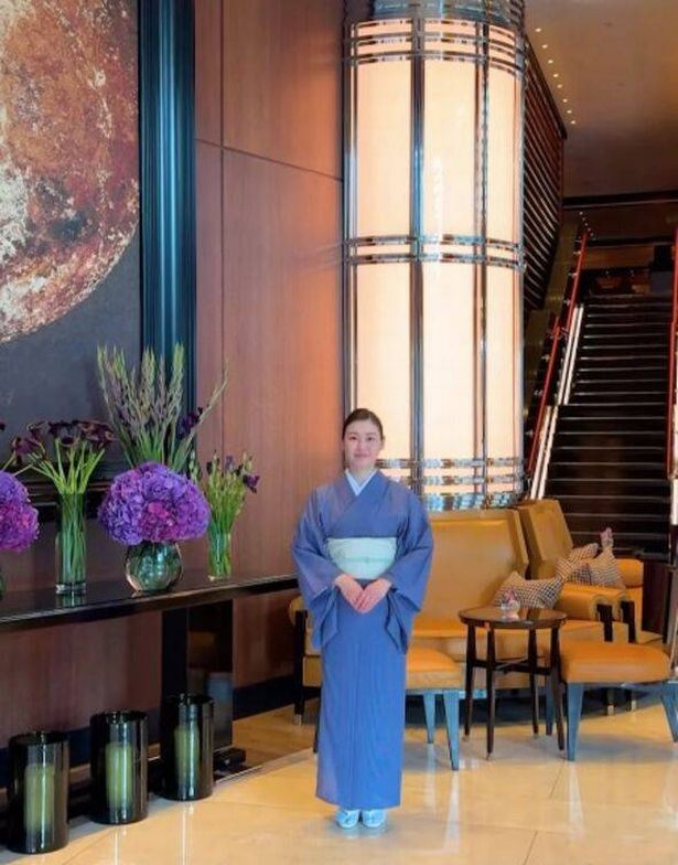 Waitresses dress in kimonos 