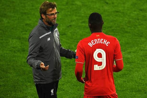Jurgen Klopp talks to Christian Benteke on the pitch