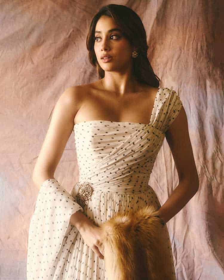 Janhvi Kapoor Brings Regal Heat