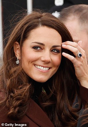 Kate wears it with other sentimental bands from her fourteen year marriage
