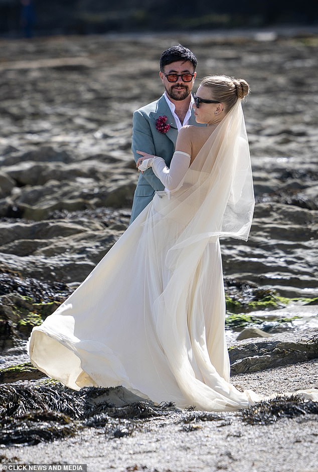 She wore sunglasses for some of the incredible snaps taken on rock pools