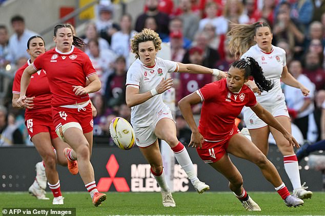England fullback Kildunne (centre) and Canadian wing Asia Hogan-Rochester (second right) compete for the ball during the final