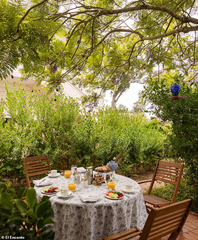 Guests can nosh on fresh fruit and orange juice in a garden setting