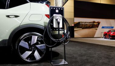 Europe's electric car industry urges EU not to delay CO2 emission targets