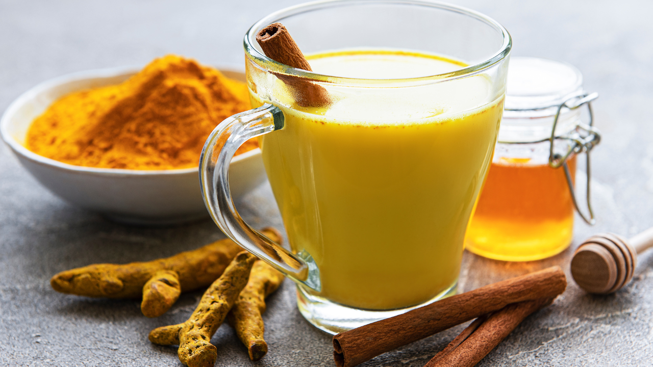 ​7 reasons to have a glass of turmeric milk before bed (and the right way to make it)​