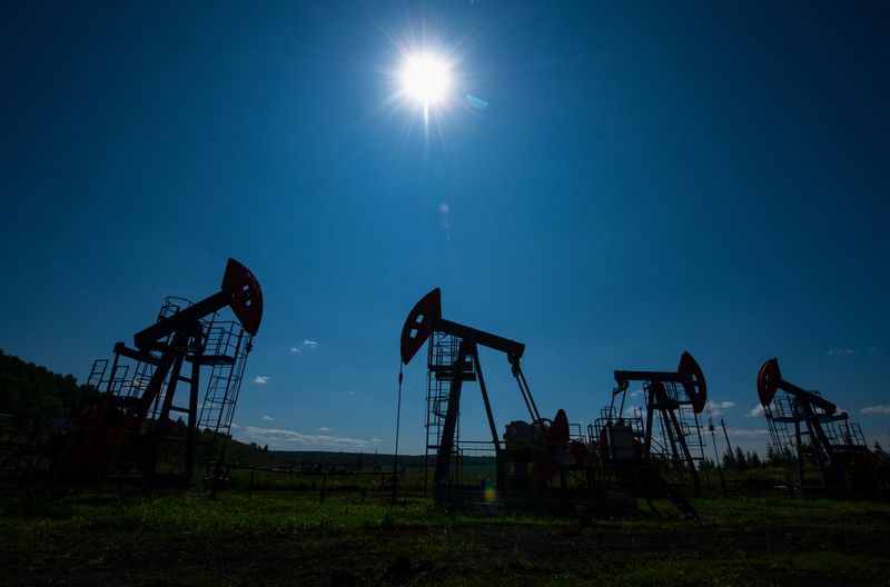 Oil edges up as market weighs Russia supply risk, US rate decision