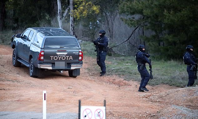 02 SEPT 2025 SYDNEY NSWWWW.MATRIXNEWS.COM.AUCREDIT: MATRIXNEWS FOR DAILYMAIL AUSTRALIAASSIGNMENT:  DAY 8 IN HUNT FOR DEZI FREEMAN NIGHT OP BEGINS***EXCL***Tactical officers are seen preparing for a night operation above the town Porepunkah in the hunt for Dezi Freeman.