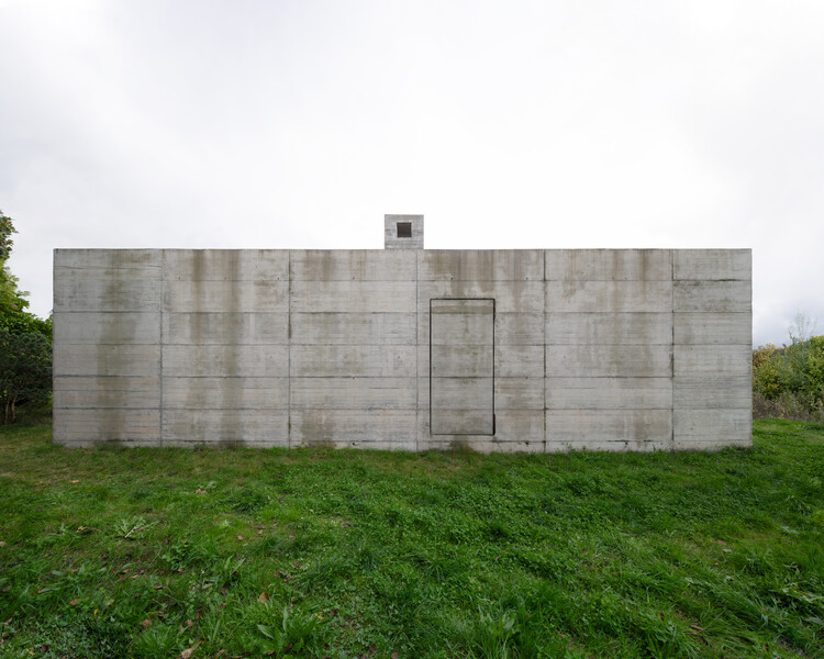 House with two Courtyards / BÜRO MÜHLBAUER - Exterior Photography, Concrete