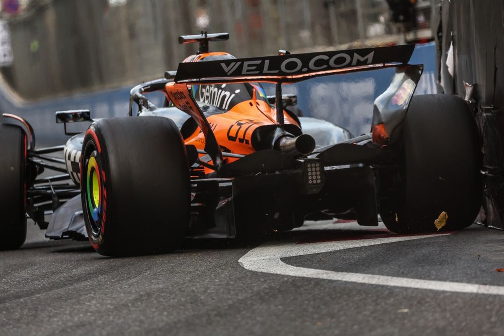 Oscar Piastri, McLaren, tagging the wall