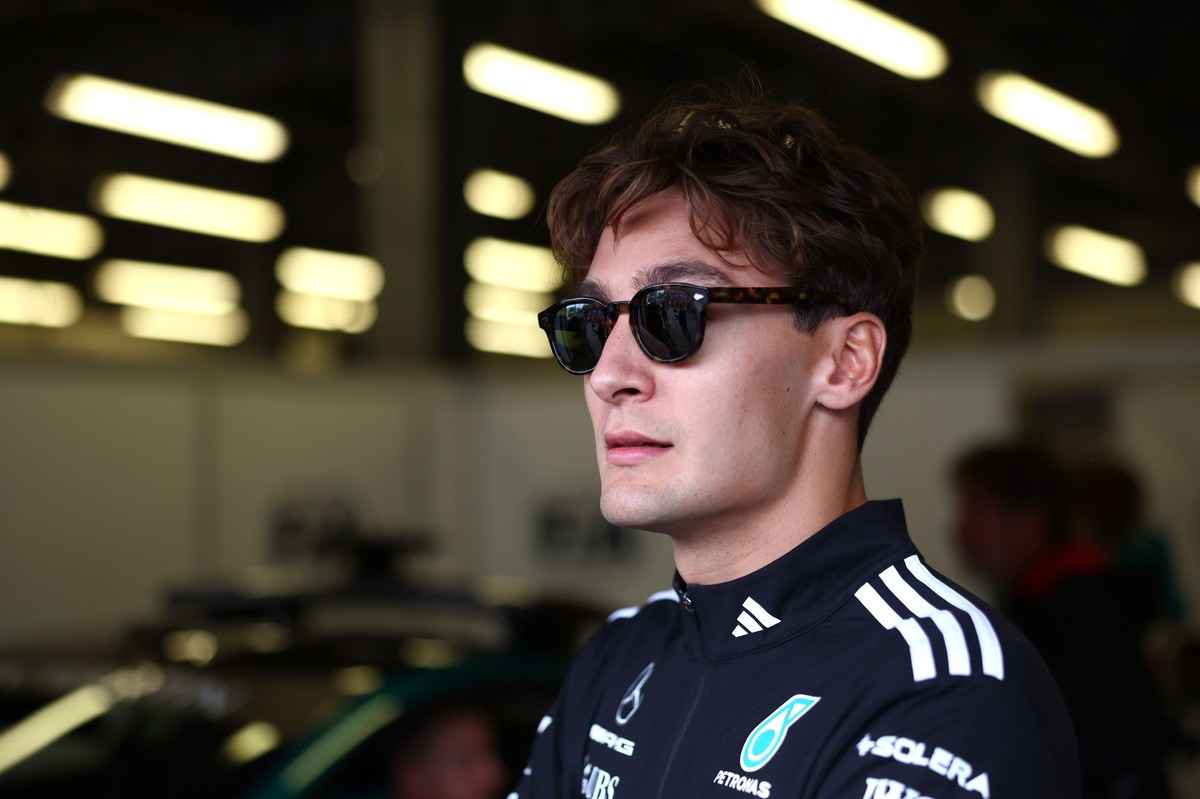 F1 fans applaud George Russell for "diabolical" Azerbaijan GP pit entry move