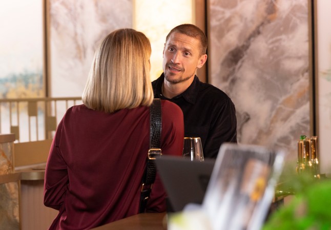 Carl meets up with Fiona at the Chariot Square Hotel in Corrie