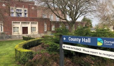 Meeting abandoned because not enough councillors returned after lunch