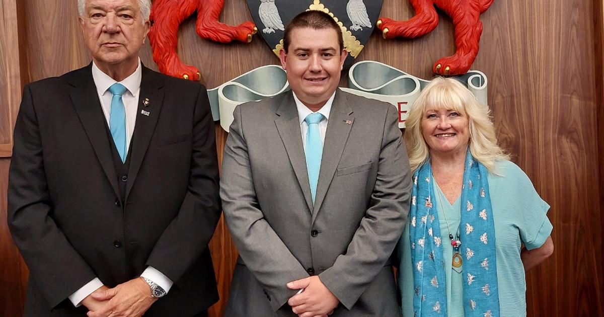 Oldham gets first Reform councillors as three defect