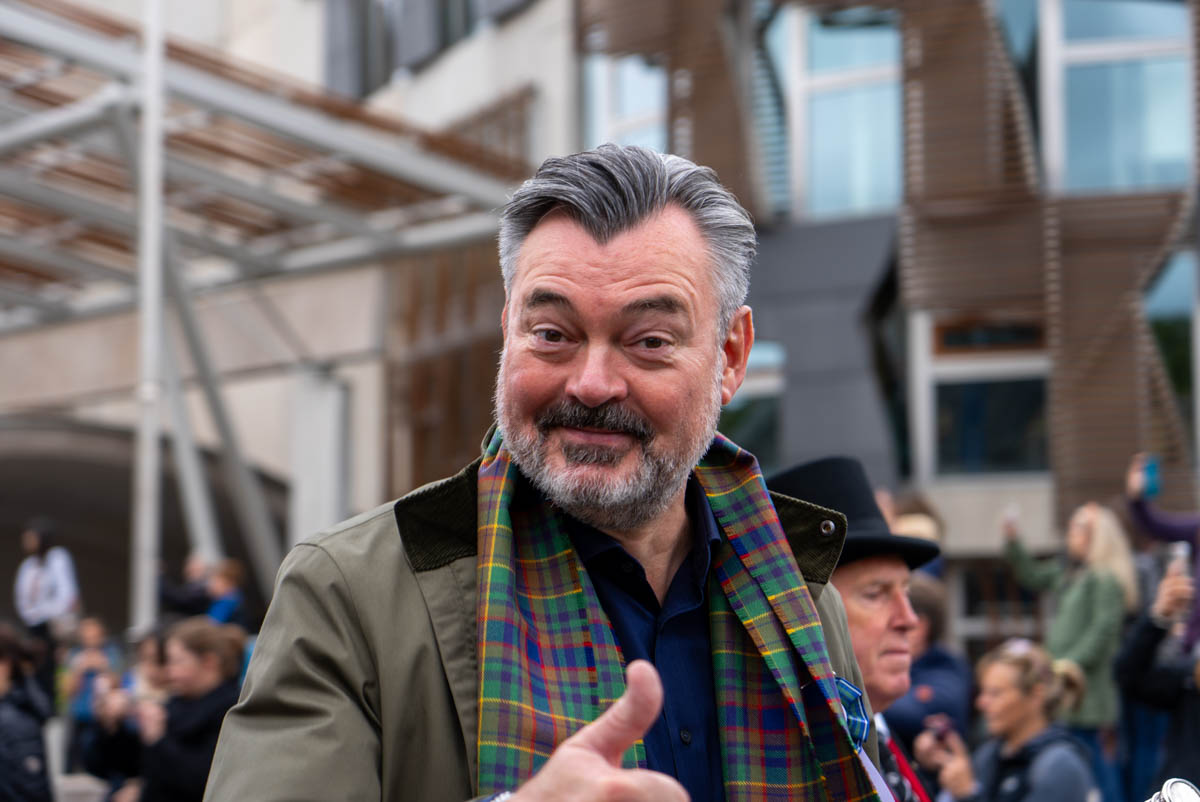 Grant unable to watch himself in Outlander