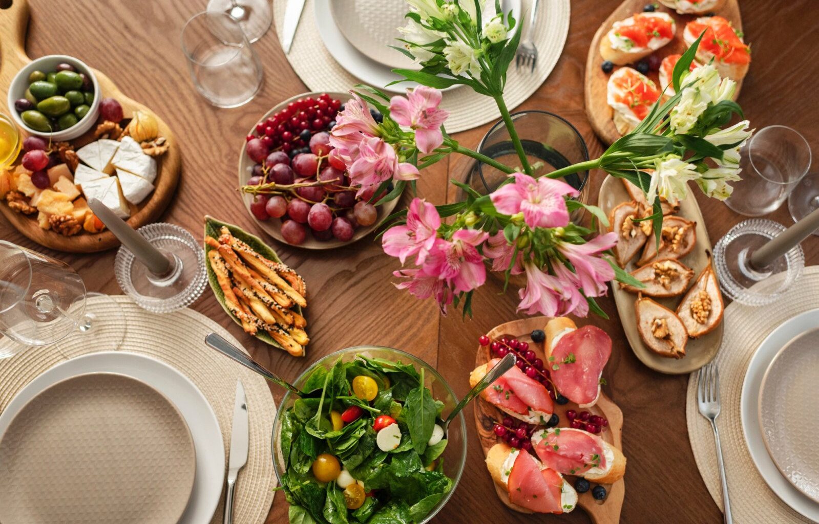 The best kind of home entertaining balances ease with thoughtfulness. (Photo: Freepik)