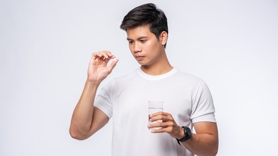 Always follow your doctor's advice and guidance on when to stop taking antibiotics. Consult your doctor about managing side effects, rather than discontinuing the medication. (Freepik)