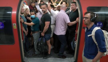 Overground lines suspended and Bakerloo Tube trains halted during rush hour - live - London Evening Standard