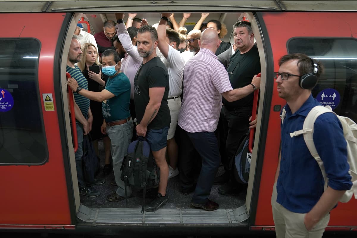 Overground lines suspended and Bakerloo Tube trains halted during rush hour - live - London Evening Standard