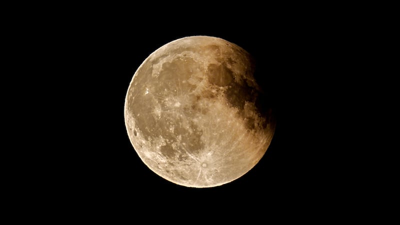 Total lunar eclipse ‘blood moon’ pictured from UK