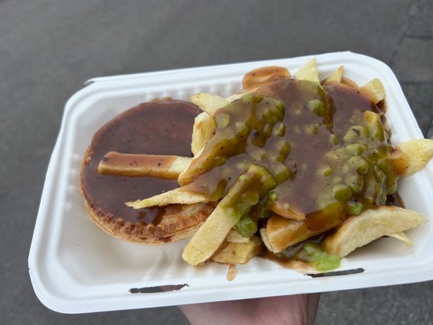 The meat and potato pie with gravy and peas