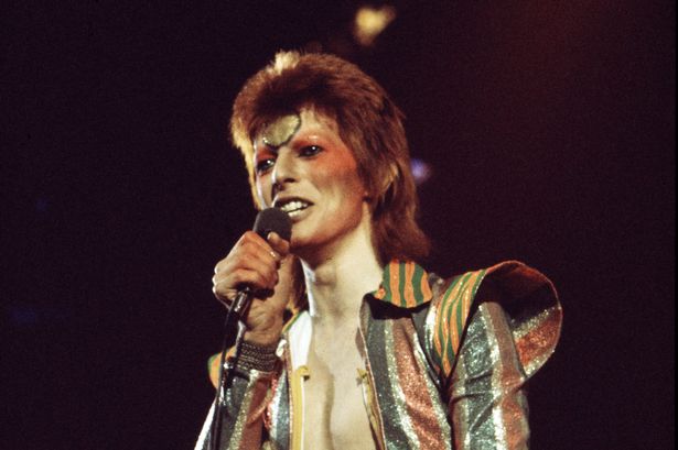 David Bowie performs on stage on his Ziggy Stardust/Aladdin Sane tour in London, 1973. (Photo by Michael Putland/Getty Images)