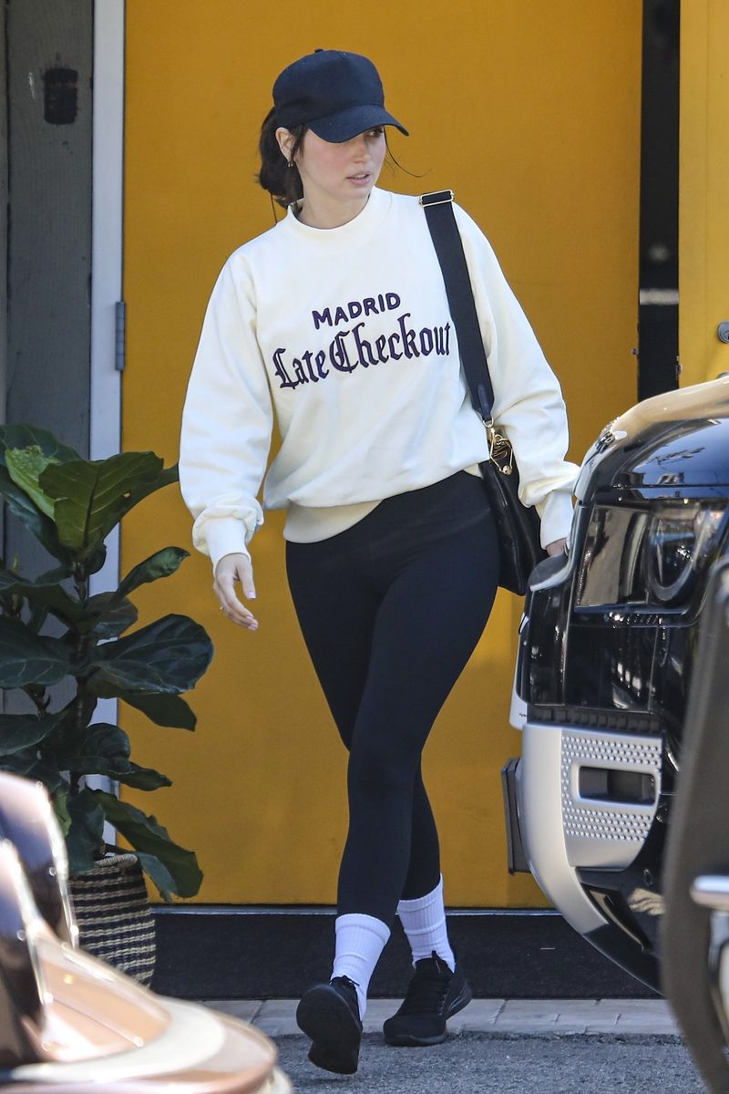 Ana de Armas is keeping her fitness routine front and center, and it’s definitely showing. 